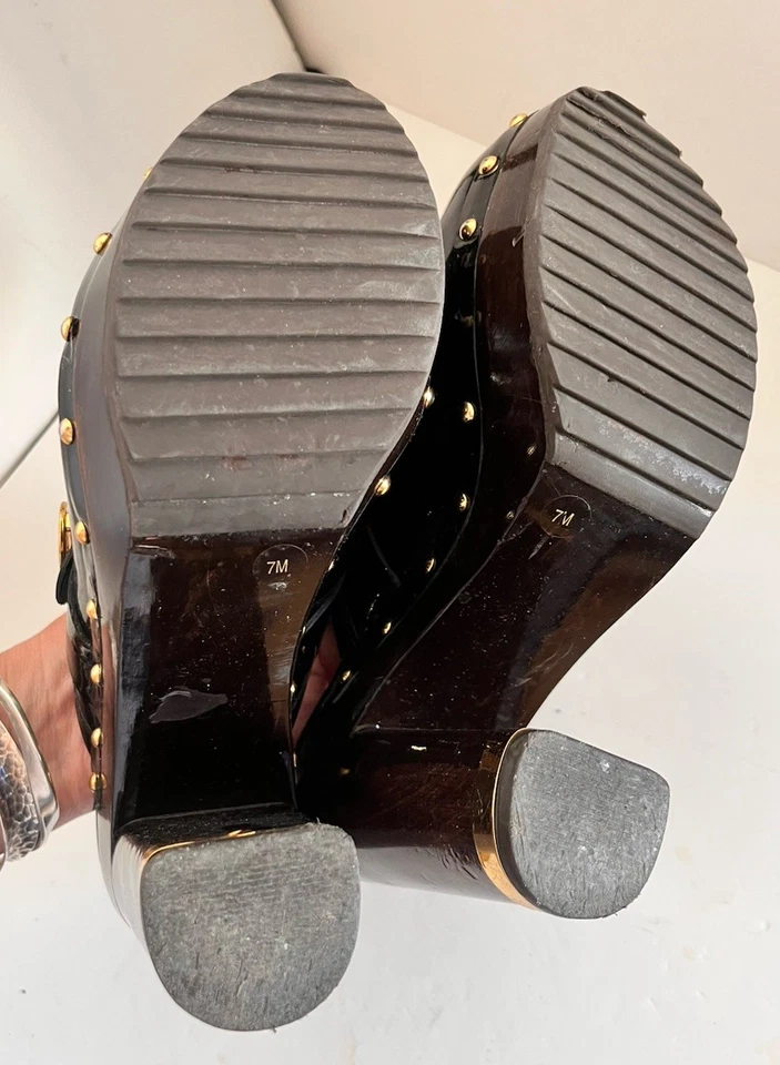 Tamancos Tory Burch Brayden preto patenteado brilhante 4,5” madeira salto alto estilingue 7 - Imagem 4 de 4