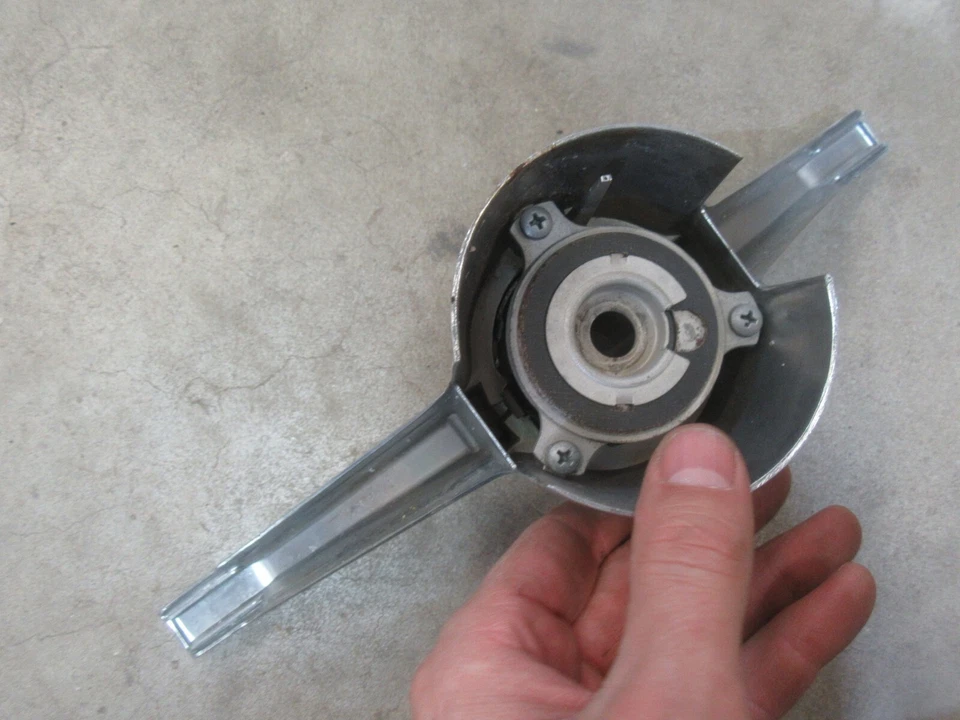 Cadillac 1964 sedán Deville interior volante bocina central moldura tapa Foto 3 de 4