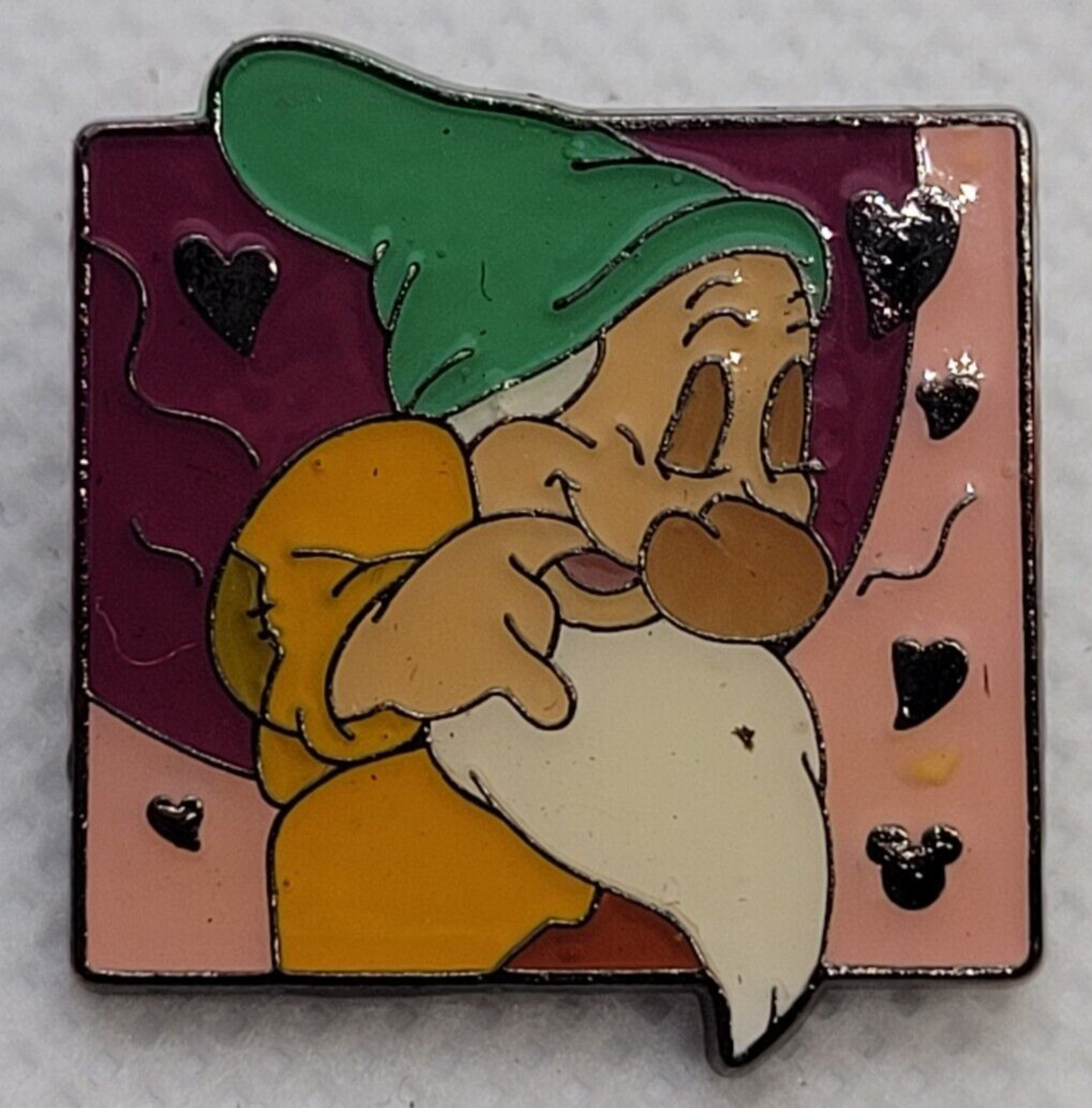 DISNEY Pin Trading ~ Hong Kong Resort ~ Bashful 1/7 ~ Hidden Mickey ~ 2014