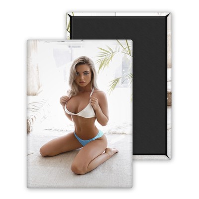 Sexy Emma Kotos sitting in sun blasted - Kühlschrankmagnet 54x78mm personalisiert