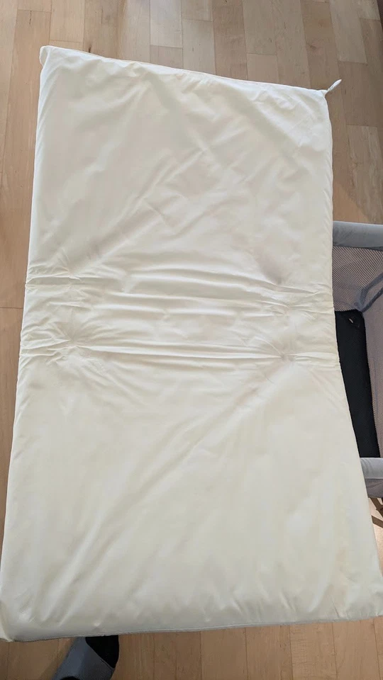 Luz de cuna portátil Baby Bjorn Pack n Play plateada y negra Foto 4 de 4