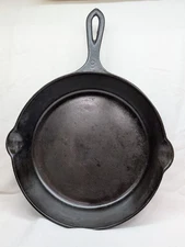Vintage Unmarked Pointy Handle #8 Cast Iron 10" Skillet w/ Notched Heat Ring. 
