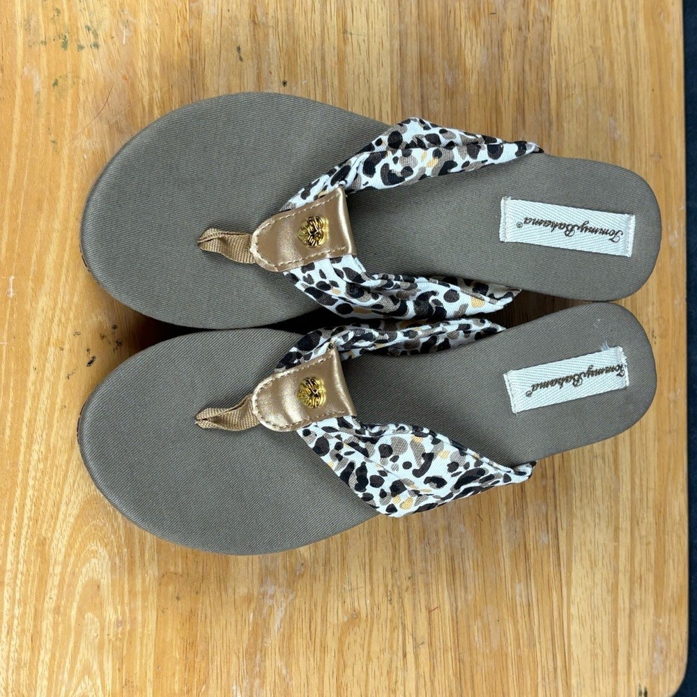 APL Sandalo con zeppa Tommy Bahama Cheetah Calabasas con dettaglio oro taglia 8