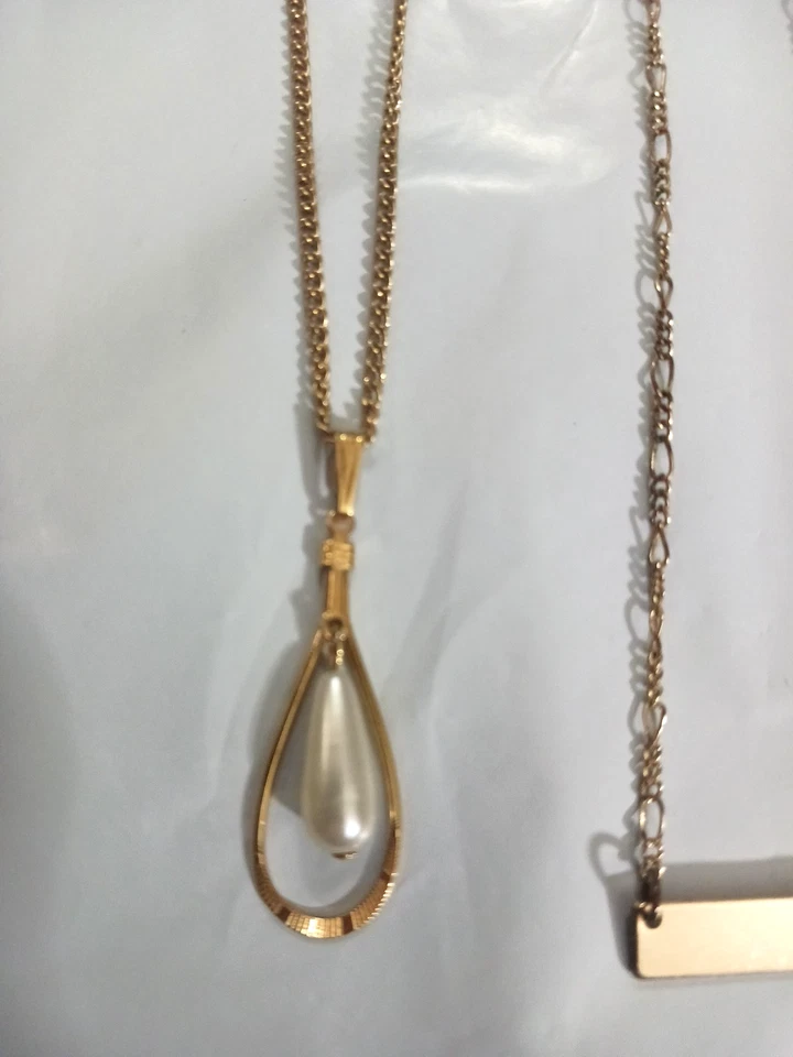 Collares de cadena dorado con colgantes. Avon solitario, Sarah Cov blanco perlado + Foto 3 de 4