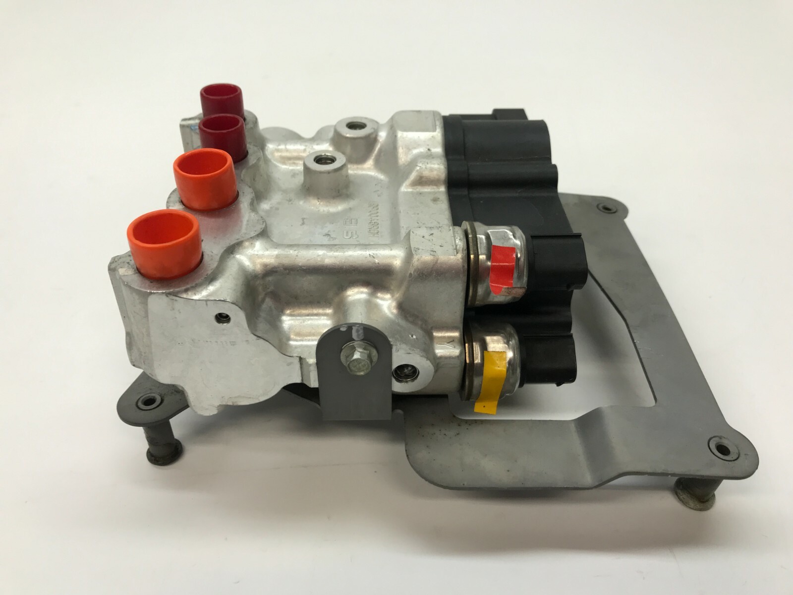 MCLAREN 650S HYDRAULIC SUSPENSION VALVE BLOCK WITH BRACKET OEM 11B1302CP