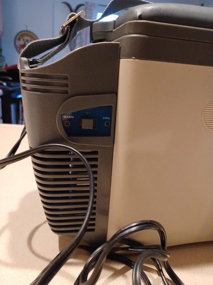 Enfriador y calentador de viaje eléctrico térmico Rubbermaid VEC222RB probado Foto 3 de 4