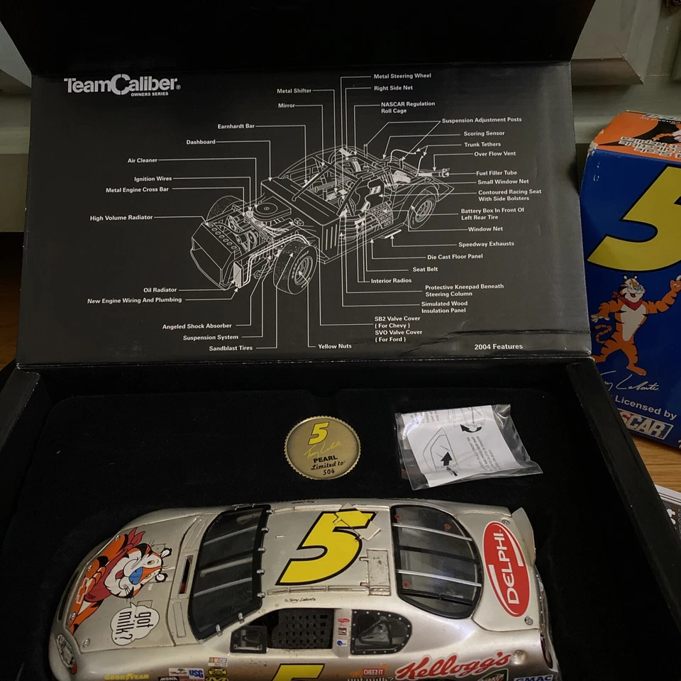 Team Caliber 1/24 scale Terry Labonte 2004 NASCAR Replica with Certificate - Image 2 of 4