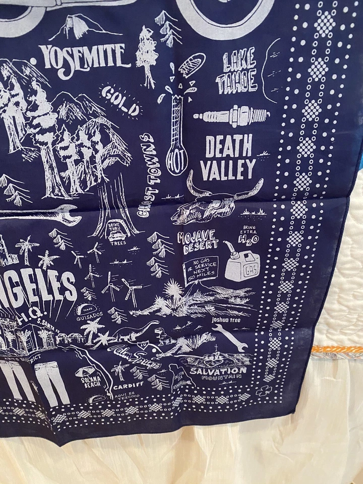 Bandana Lucky Brand California 21 1/4” X 21 1/4” Foto 4 de 4