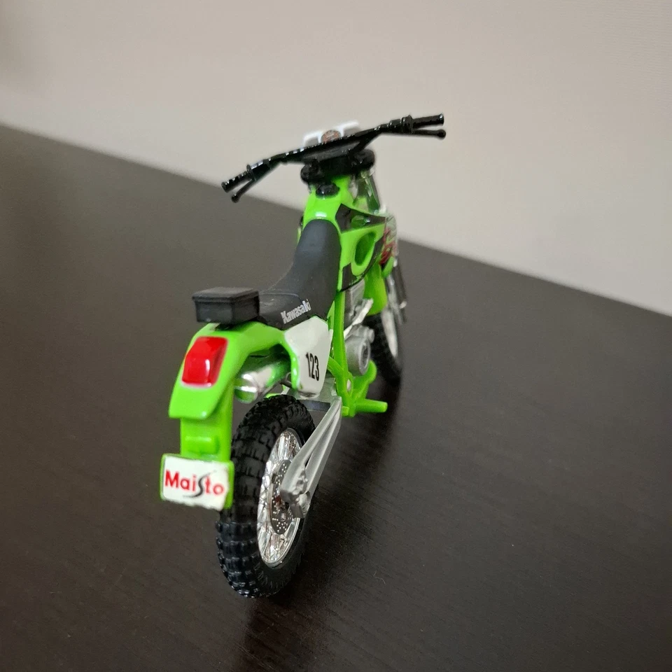 Línea de montaje Maisto Kawasaki motocicleta diecast metal 1/12 moto de tierra juguete Foto 4 de 4