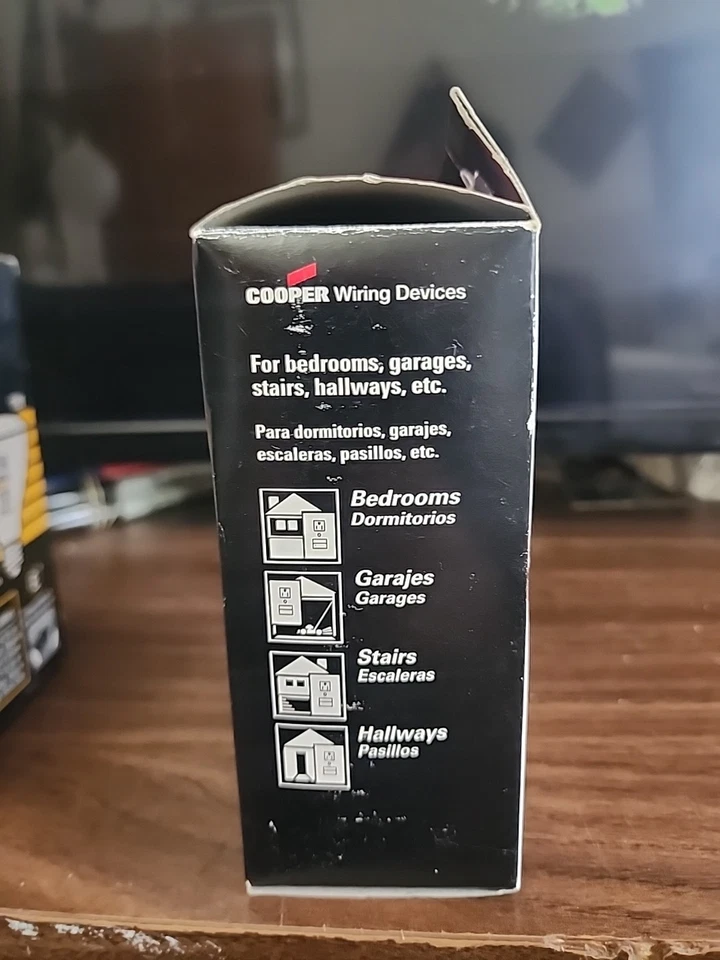 Nightlight with Outlet 7733V-L Ivory/Marfil BOX, Cooper Wiring Devices Inc - Image 2 of 4