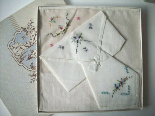 Vtg 40's? 50's? boxed handkerchiefs  3 embroidered with flowers *A - Bild 1 von 3