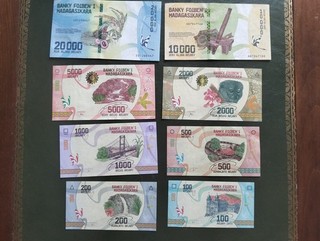 Banky Foiben’i Madagasikara Lot billets Madagascar Ariary : 100 à 20000