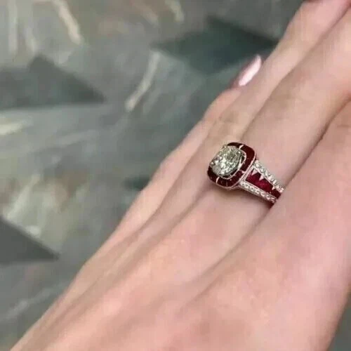 Anillo de compromiso de oro blanco de 14 quilates con halo de rubí y moissanita real de corte redondo de 2 quilates Foto 3 de 4