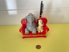 alte Schleich Werbe Figuren Wum + Wendelin auf rotem Sofa 1970er  Jahre selten