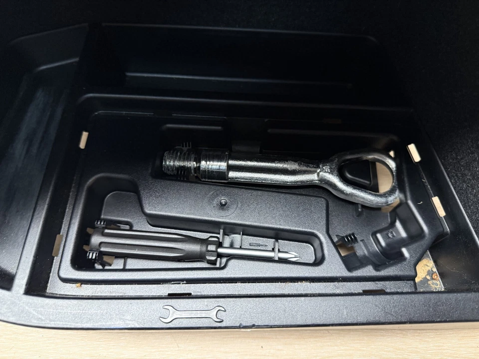 宝马 335I 328I M3 F30 原始设备制造商 Trunk 右侧电池盖装饰工具比较 — 第 2/4 张图片