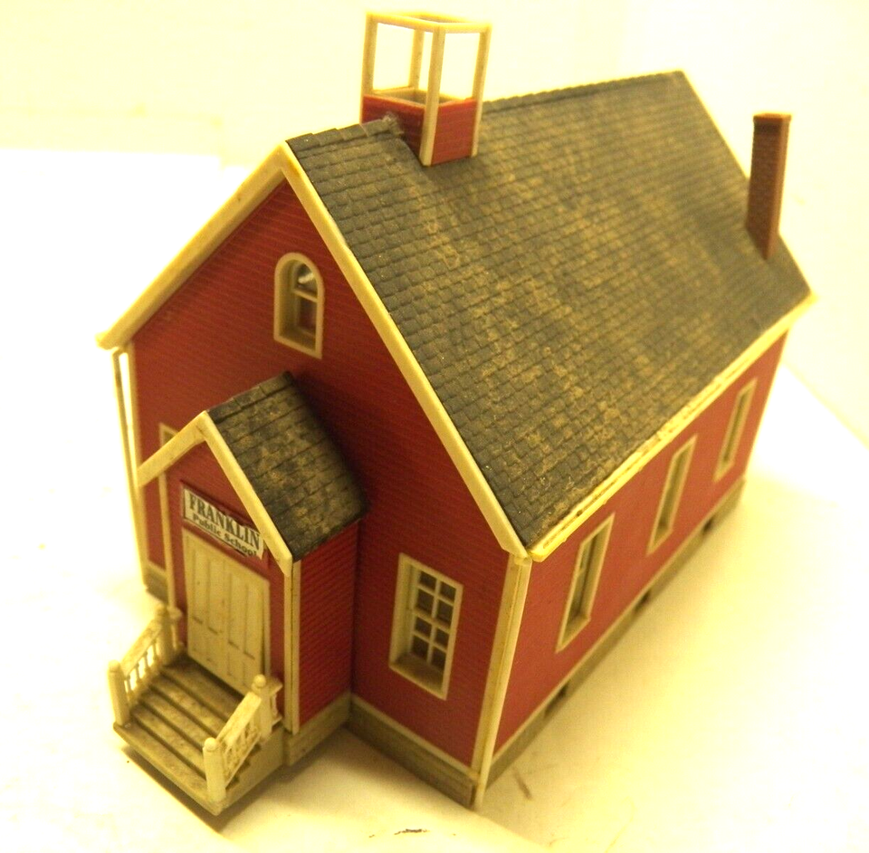 HO SCALE ASSEMBLED MODEL RAILROAD BUILDINGS 4 EA SCHOOL STORE GARAGE