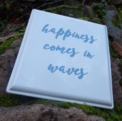 HAPPINESS COMES IN WAVES - METALLPLATTE - 30 x 30 CM - DEKO BEACH & SURF