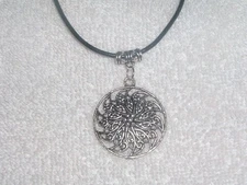 Round Disc Floral Design Charm Pendant Necklace Jewelry Fashion