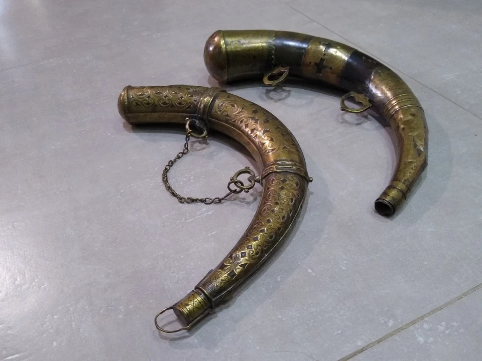 Poire à poudre orientale dorée - Photo 4/4