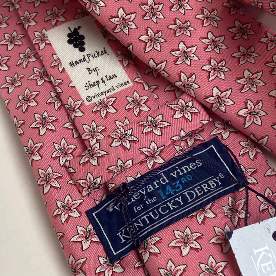 Corbata Vineyard Vines Kentucky Derby Pink Lillies Repp azul seda EE. UU. NUEVA CON ETIQUETAS $95,00 G3 Foto 2 de 4