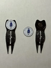 (1) Quaker Ridge Golf Club Crosshairs Divot Tool & 1" Coin Style Golf Marker
