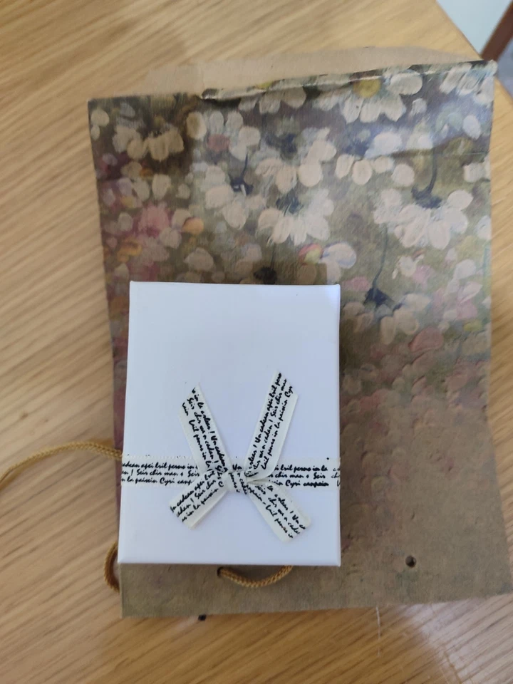 Gargantilla Oro Blanco con 2 diamantes con nombre personalizado. - Imagen 4 de 4