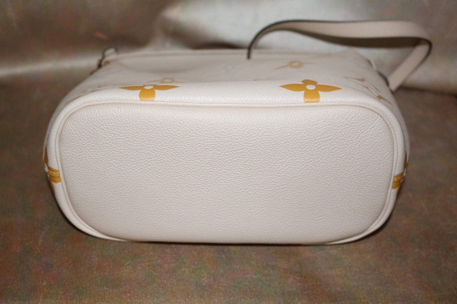 LOUIS VUITTON MARSHMALLOW PM BY THE POOL EMPREINTE GIANT MONOGRAM SAFRON CREAM image 6