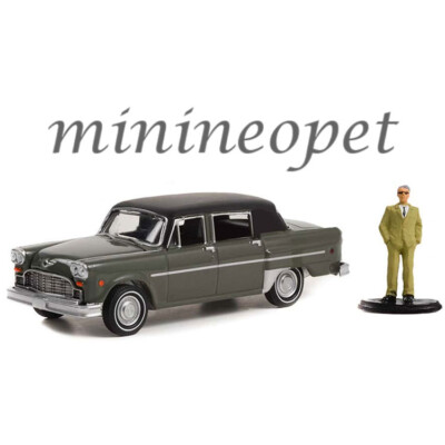 GREENLIGHT 1982 CHECKER MARATHON A12-E with DRIVER in SUIT 1/64 97130 C