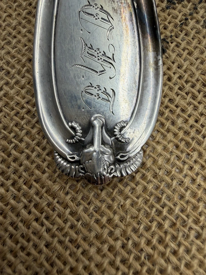 Par de cucharones de sopa o salsa de ley terminales con cabeza de zorro con monograma Foto 3 de 4