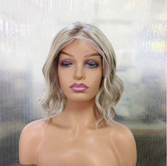 Peluca delantera de encaje 13x4 rubia resaltada onda corta cabello humano Foto 3 de 4