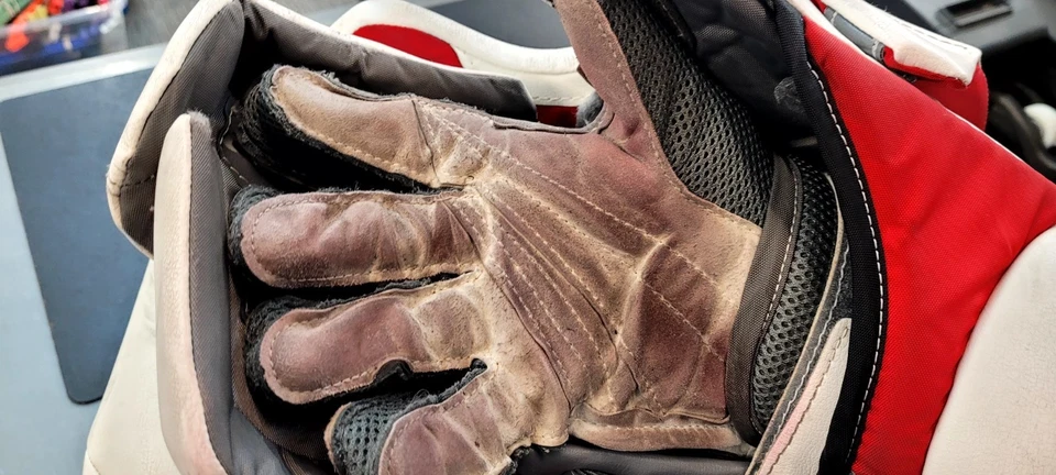 Warrior Ritual Gt Pro Sr. Glove and Blocker Red/white/black - Image 3 of 4