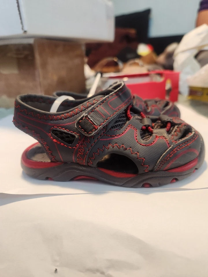 Zapatos deportivos para bebé Jumping Beans en gris con costuras rojas. Talla 5 Usado Bueno Foto 2 de 4