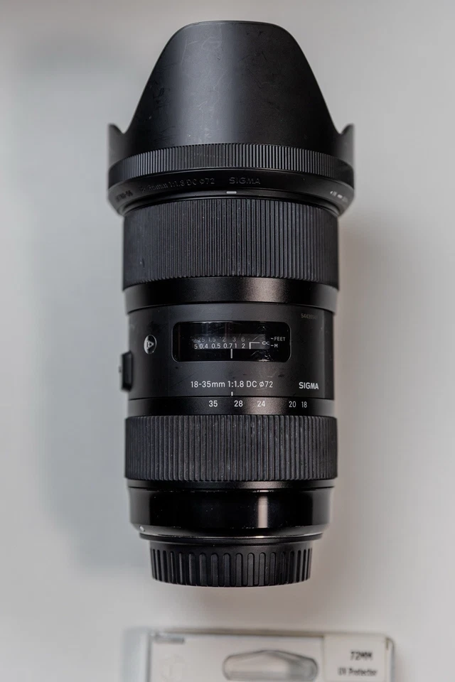 Lente artística Sigma 18-35 mm F1,8 DC HSM para montura Canon EF incluye estuche para capucha Foto 2 de 4