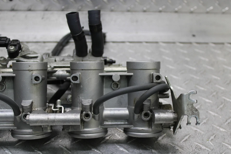 Yamaha FZ6R 2009 inyectores de combustible principales/cuerpos del acelerador 20S-13750-00-00 funcionamiento video Foto 3 de 4