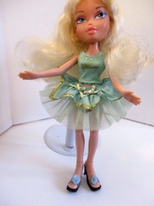 bratz doll with blonde curly hair