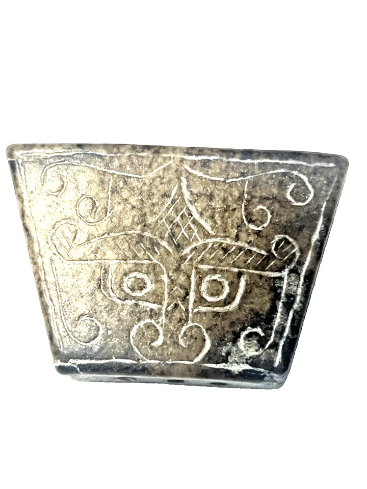 COLGANTE PRISMA TRAPEZOIDAL JADE BLANCO CARBONIZADO, DINASTÍA HAN, 206BC-220AD Foto 2 de 4