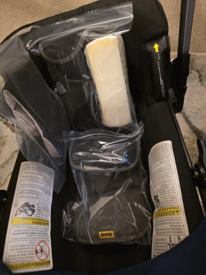 Cochecito convertible Doona, dosel azul oscuro con asiento negro Foto 4 de 4