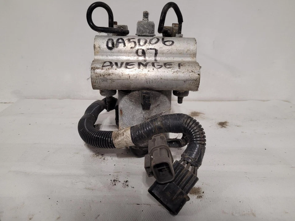 Conjunto de bomba y motor ABS usado se adapta a: Dodge Avenger 1997 montaje CPE grado A Foto 2 de 4