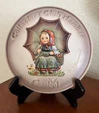 HUMMEL FIGURINE - UMBRELLA GIRL PLATE GOEBEL COLLECTOR'S CLUB  # 690  TMK 5 MINT