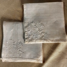 Beauriful Vintage Linen Handkerchiefs Embroidered Hem Stitched 11.25 in sq