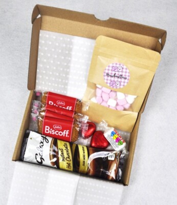 Kleine heiße Schokolade Marshmallows Kekse und Pralinen Korb, Briefkasten Geschenk,