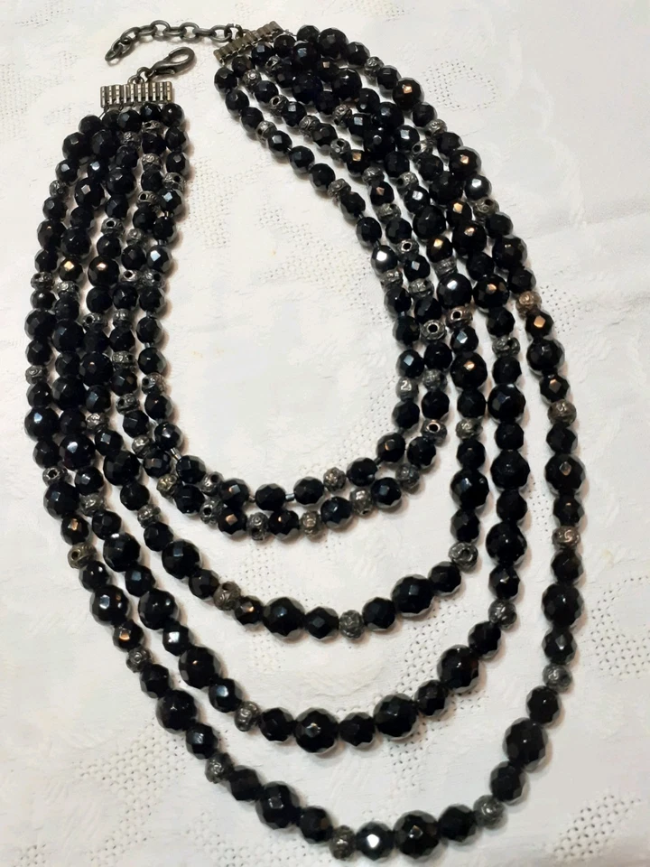 Collana Multifilo In Perle Di Vetro Nero E Perline Metalliche - Immagine 3 di 4