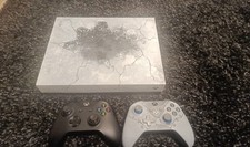 Xbox One x Gears 5 Limited Edition 1TB mit 52 Spielen + Controller