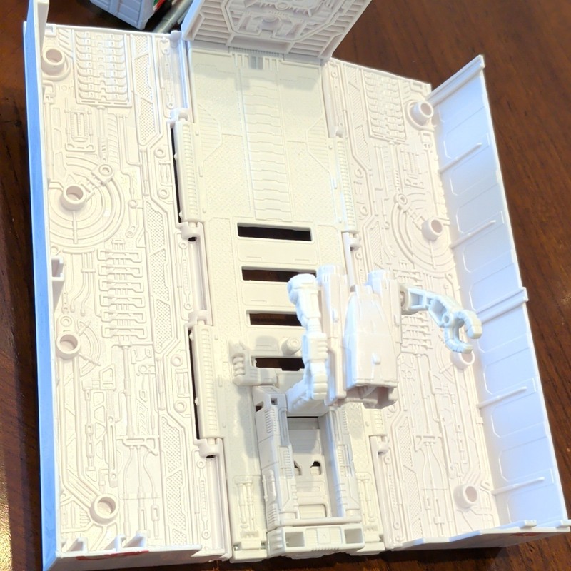Hasbro/Takara Tomy Holiday Optimus Prime(Volvo truck mode)