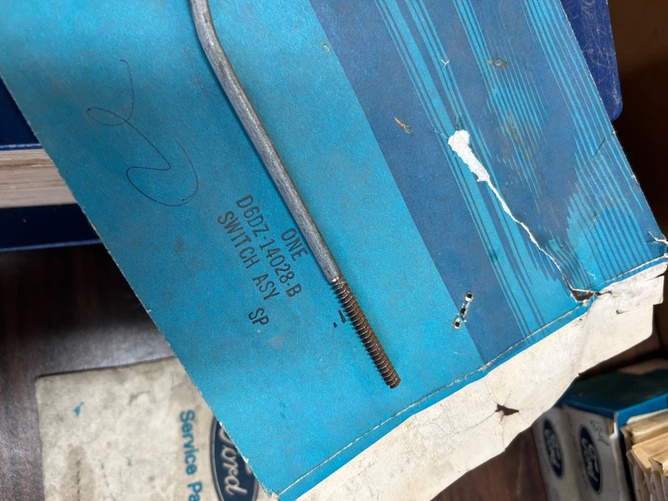 NUEVO DE LOTE FORD GRANADA MONARCH D6DZ-14028-C CONJUNTO DE INTERRUPTOR DE CERRADURA DE PUERTA HECHO EN EE. UU. 1976 Foto 2 de 4