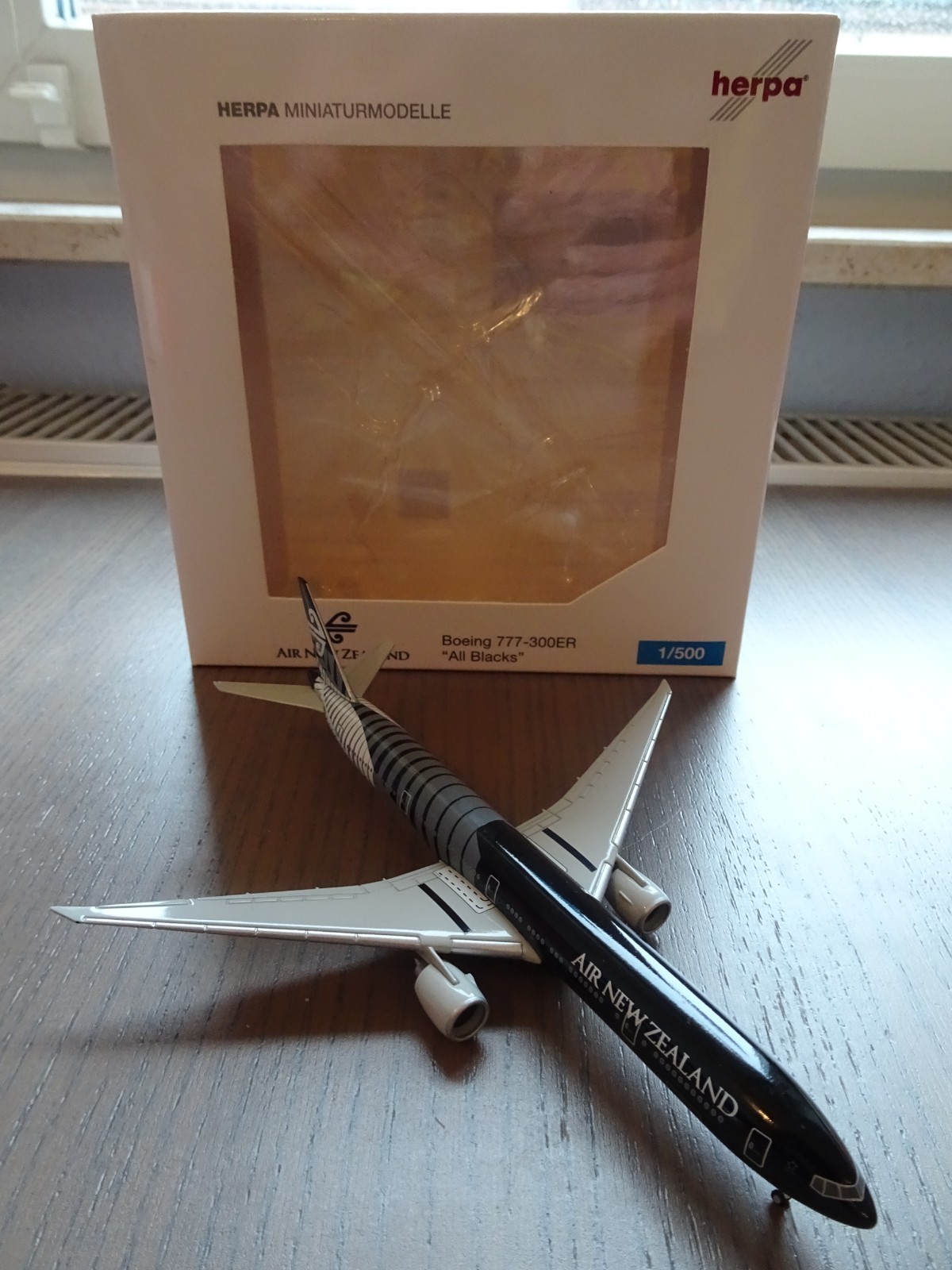 Herpa Air New Zealand Boeing 777-300ER "All Blacks" - ZK-OKQ-  1:500 - 523189