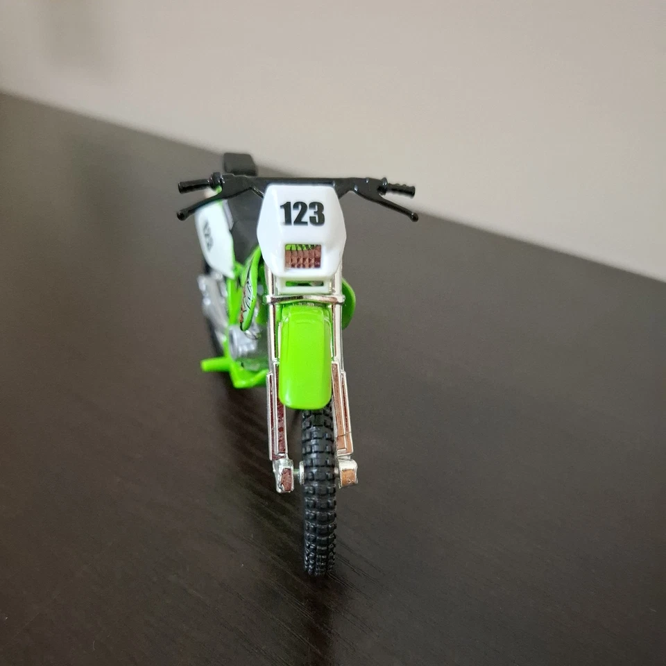 Línea de montaje Maisto Kawasaki motocicleta diecast metal 1/12 moto de tierra juguete Foto 2 de 4