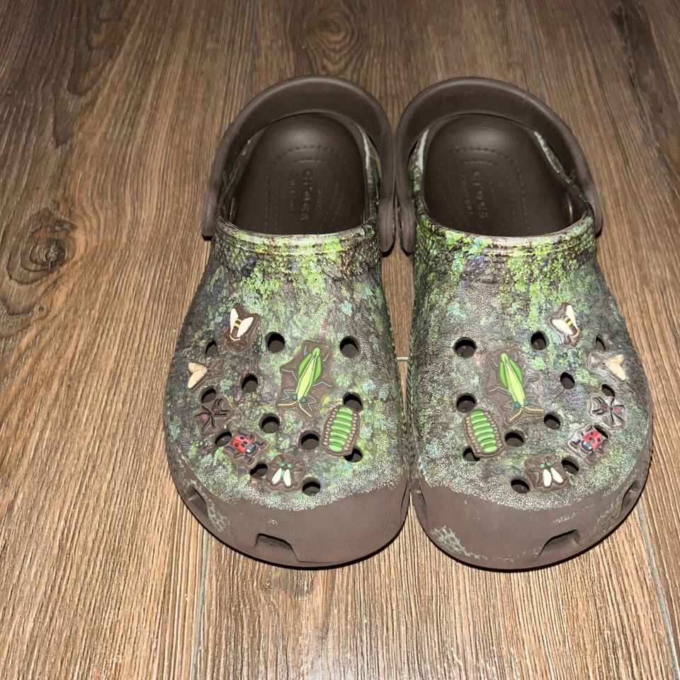 Sandalias Crocs Clásicas Zueco Niños Talla C12 Marrón Verde Sin Cordones con Dijes de Pluma Foto 3 de 4