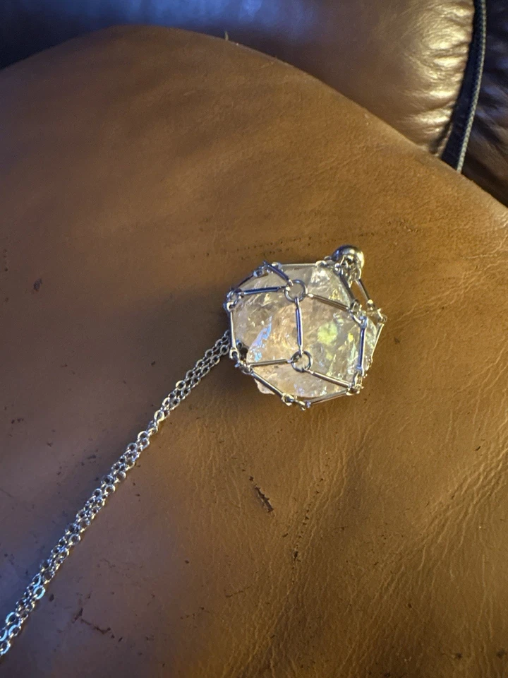 Impresionante cuarzo aurora boreal en jaula de acero inoxidable con cadena ajustable Foto 2 de 4