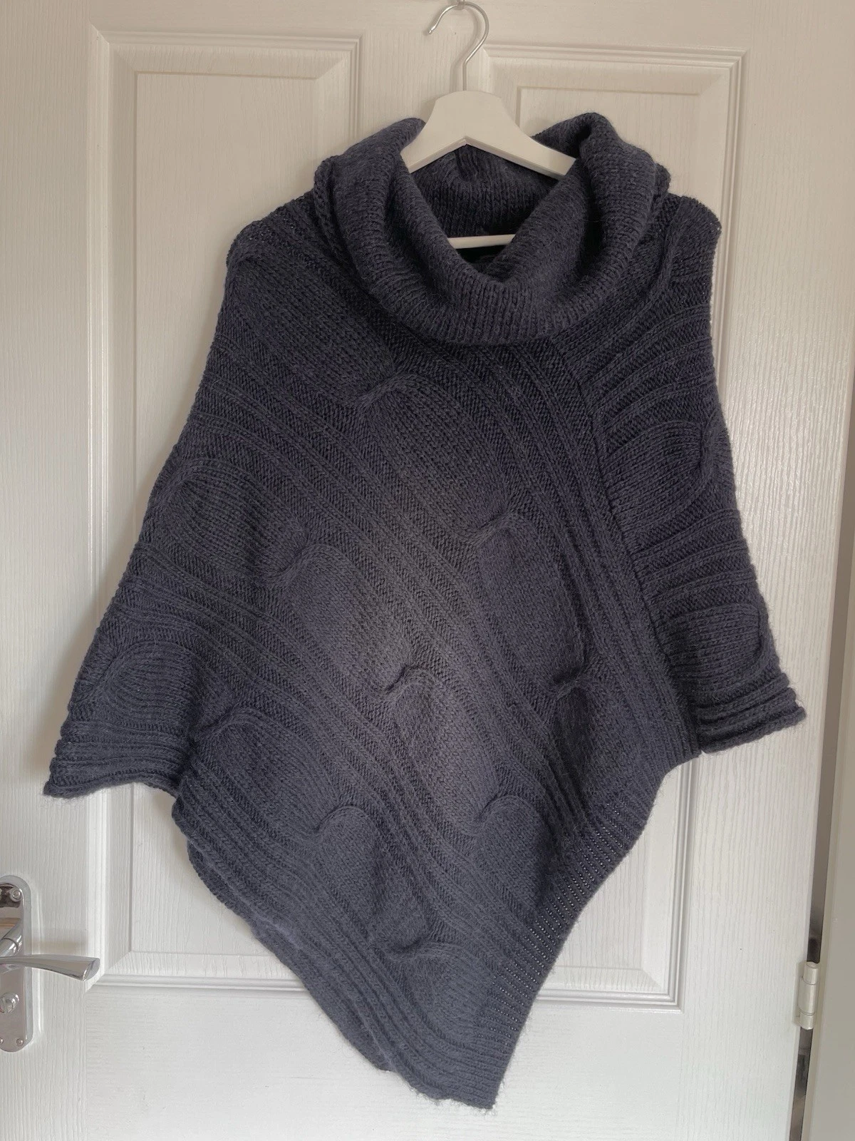 JIGSAW Made In Italy Dark Grey/Black Cable Knit Alpaca Blend Poncho
Opens in a new window or tab